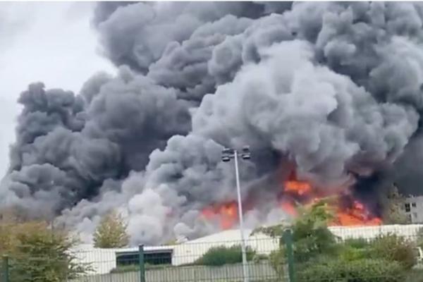 GORI U NOVOJ VAROŠI: Vatrogasci pokušavaju da se izbore sa buktinjom, celo etno selo pod gustim dimom