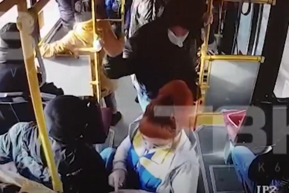 PUTNIK RAZBIO KONDUKTERKU OD BATINA JER MU JE TRAŽILA DA STAVI MASKU: Čak je htela da mu pomogne - strašna scena!