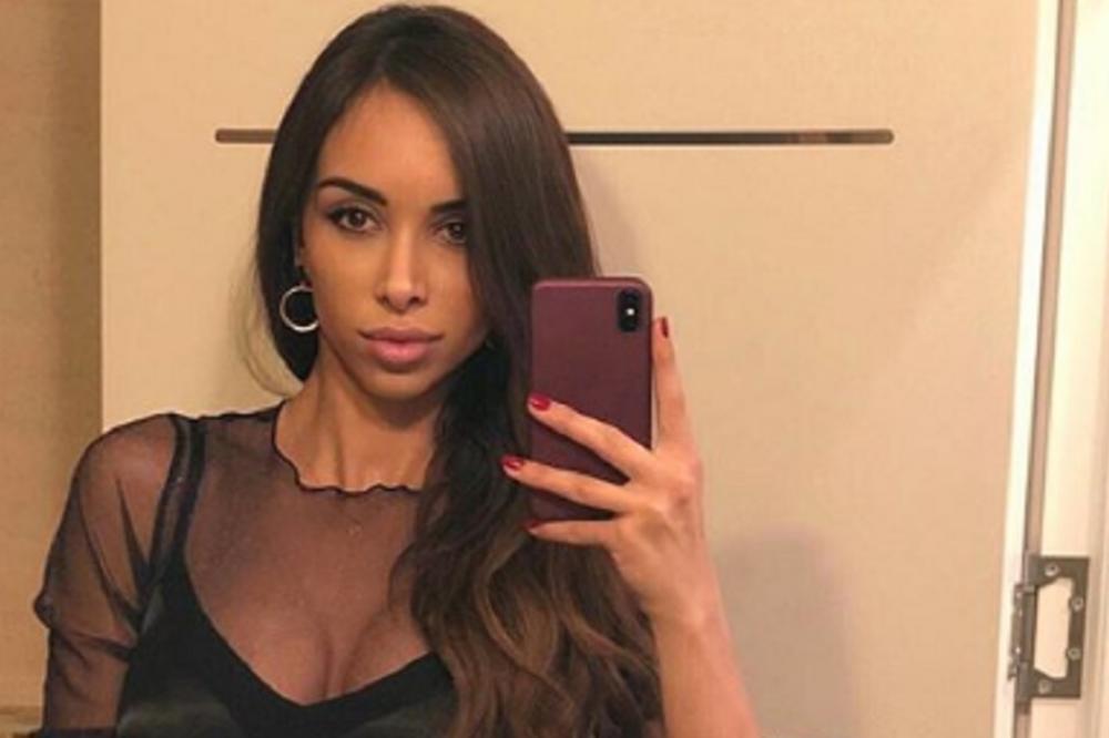 SKINULA SE BOMBASTIČNA JESTROVIĆEVA ŽENA: Iz crnog čipkanog brusa kipte ogromne grudi! (FOTO)