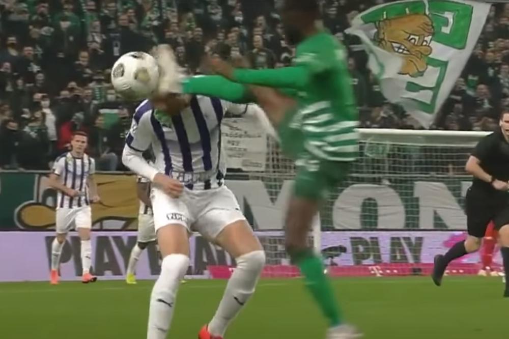 FRIMPONG ODLEPIO NA UTAKMICI: Napravio faul za zatvor, pa poludeo i krenuo da se obračuna sa svakim na terenu!