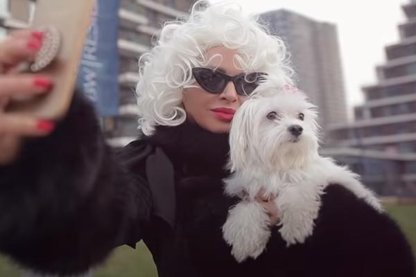 BEZ BRUSA, GAĆICE SE NI NE VIDE, PEVAČICA SE PRVA SKINULA DO GOLE KOŽE! A danas izgleda sasvim drugačije! (FOTO)