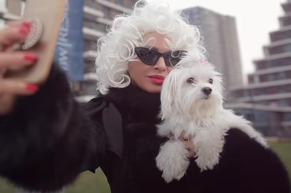 BEZ BRUSA, GAĆICE SE NI NE VIDE, PEVAČICA SE PRVA SKINULA DO GOLE KOŽE! A danas izgleda sasvim drugačije! (FOTO)