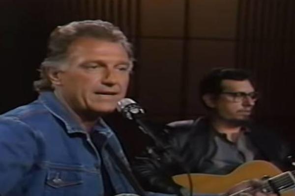 LEGENDARNI PEVAČ PREMINUO OD RAKA! Njegovu pesmu svi znamo (VIDEO)