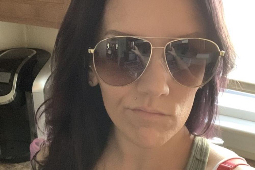 ŽENA U ODRAZU NAOČARA VIDELA NEŠTO PREČUDNO, a ističe da je kod kuće bila POTPUNO SAMA (FOTO)