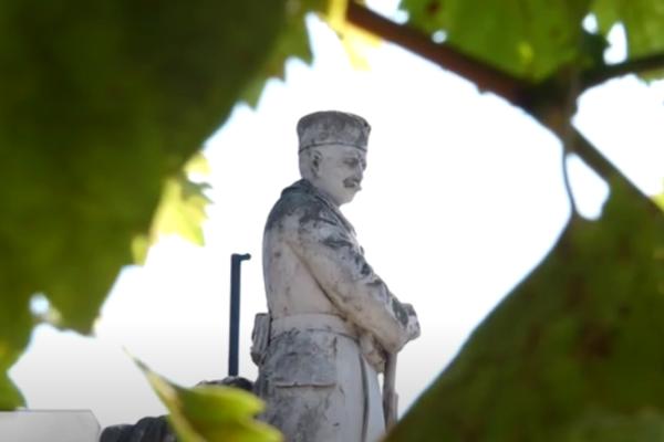 OSKRNAVLJEN SPOMENIK SRPSKOM VOJNIKU U POŽAREVCU: Slučaj prijavljen policiji, VANDALI POBEGLI