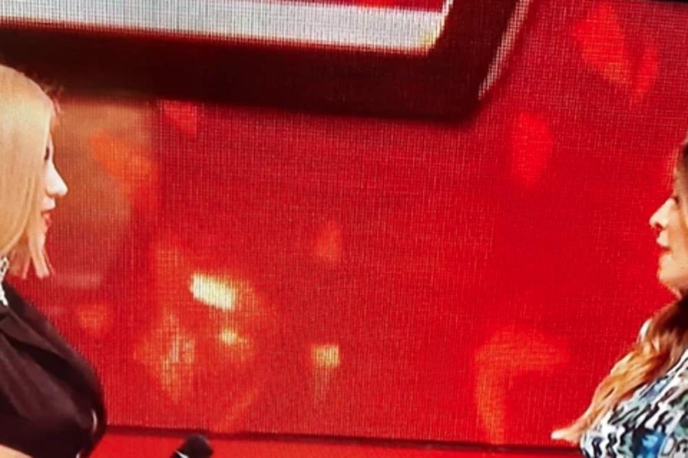 ISPALE JOJ GRUDI, RUPE SVUDA STJUARDESA SE POJAVILA DRUGAČIJA! Jedva je prepoznali, ali OVO je skrenulo pažnju!