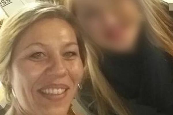 ŽENA SA FOTKE JE BLIZNAKINJA NAŠE POZNATE GLUMICE: Svi je znate VRLO DOBRO, a tek da vidite ČIME SE BAVI (FOTO)