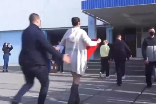 SKANDALČINA NA IZBORIMA! Žena istrčala ispred PREDSEDNIKA pa podigla SUKNJU i POKAZALA MU OVO! (VIDEO)
