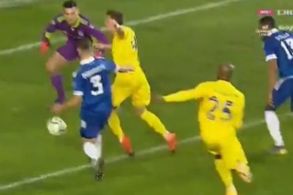 NAJSRAMNIJI PENAL U ISTORIJI: Ovakve ljude treba izbaciti iz fudbala! (VIDEO)
