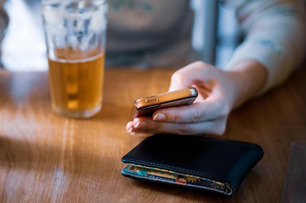 NAJVEĆA GEJ AFERA NA BALKANU!!! Maloletnik (16) mamio muškarce preko GRINDR-a, u stanu ih je čekao PAKAO!