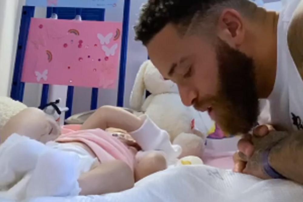 SPAVA NA PODU U BOLNICI PORED NJENOG KREVETA: Fudbaler tek što je postao otac saznao da beba ima leukemiju!