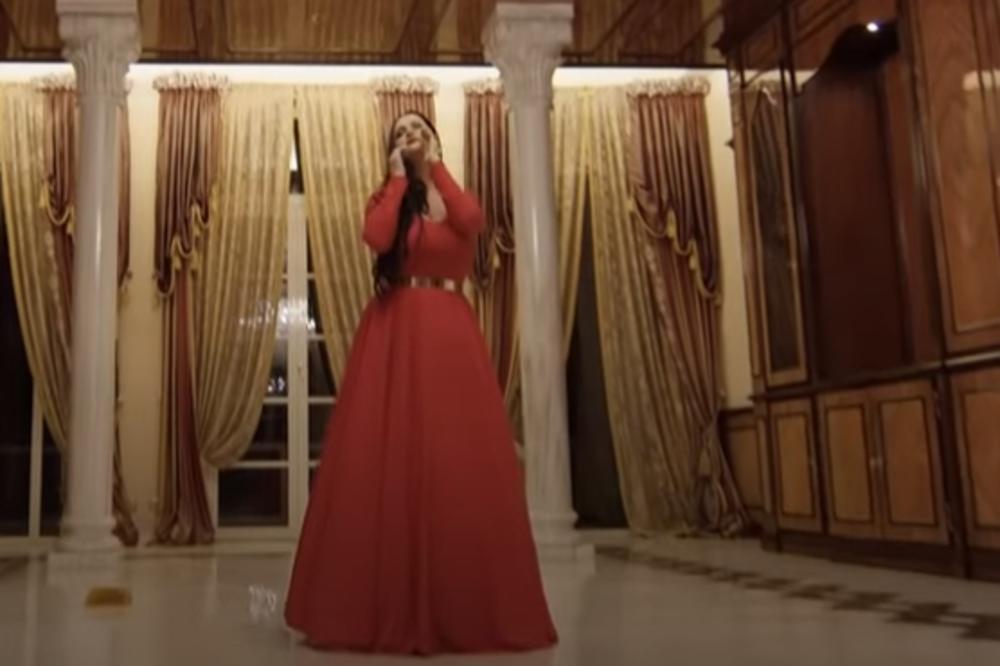 ONO NEMA NI JEDNU ESTETSKU KOREKCIJU! Pevačica priznala šta ima samo veštačko na sebi!