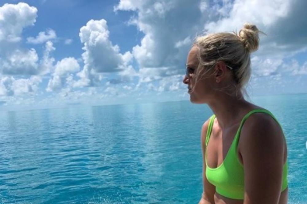 OBJAVILA FOTKU GUZE BEZ FOTOŠOPA, STIGLE JOJ GNUSNE UVREDE: Ne smemo ni da napišemo šta su joj sve uputili! (FOTO)