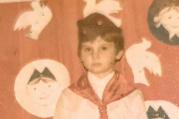 DEČAČIĆA SA SLIKE DANAS OBOŽAVA SRBIJA, MAŠTAO JE DA POSTANE VELIKA ZVEZDA: On je omiljeni voditelj i svi ga ZNATE!