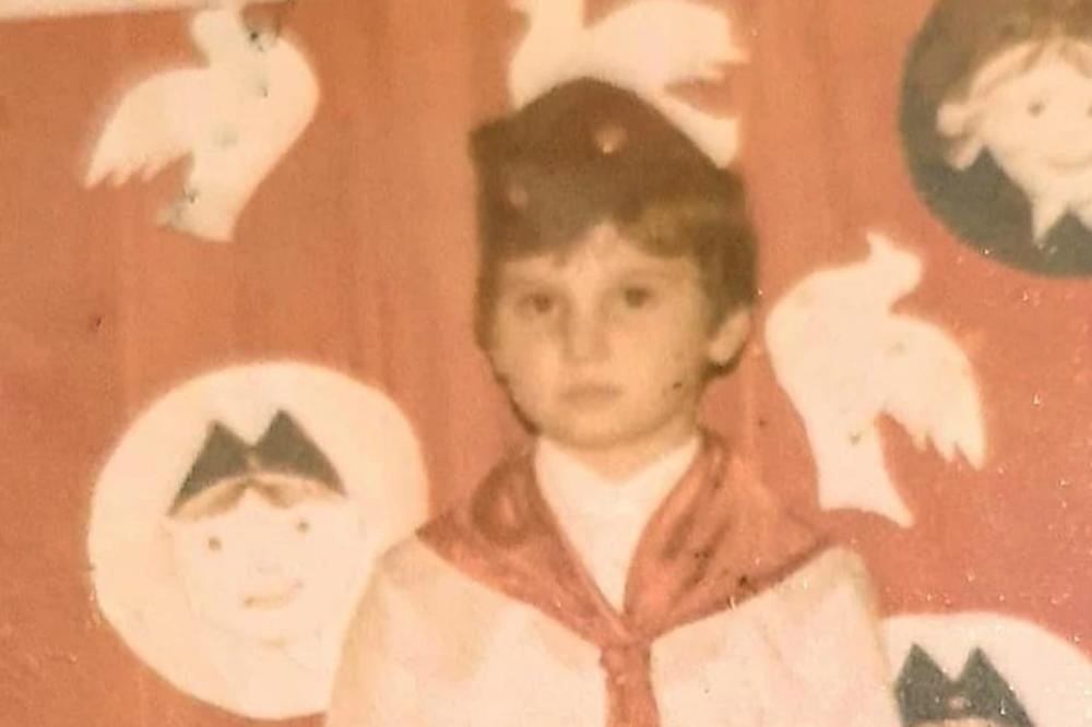 DEČAČIĆA SA SLIKE DANAS OBOŽAVA SRBIJA, MAŠTAO JE DA POSTANE VELIKA ZVEZDA: On je omiljeni voditelj i svi ga ZNATE!