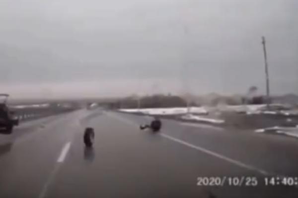 KADA JEDNOSTAVNO IMATE SREĆE U ŽIVOTU: Pogledajte ovaj neverovatan snimak SAOBRAĆAJNE NESREĆE (VIDEO)