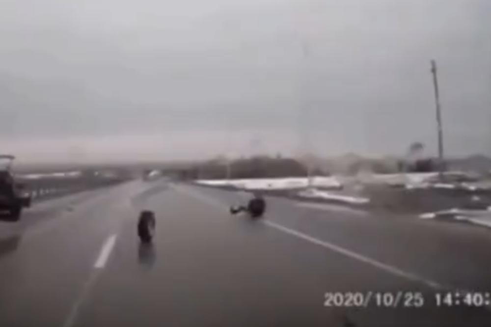 KADA JEDNOSTAVNO IMATE SREĆE U ŽIVOTU: Pogledajte ovaj neverovatan snimak SAOBRAĆAJNE NESREĆE (VIDEO)