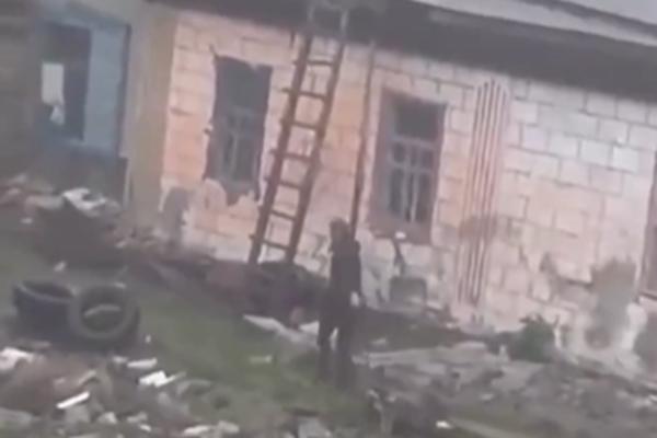 VEZAO JE DEVOJKU, STAVIO JE NA KOLICA I PROVOZAO KROZ BLATO DO KUĆE: Šok snimak osvojio društvene mreže (VIDEO)