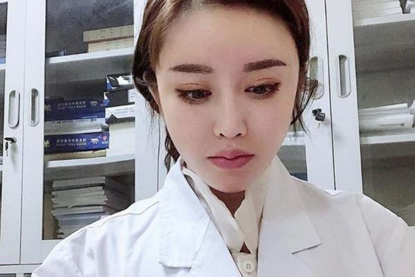 OVO JE DOKTORKA KOJE SE SVI BOJE, BOLESNICI BEŽE KADA JOJ VIDE TELO: Ima anđeosko lice, ali JEZIVE RUKE (FOTO)