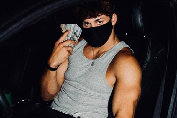 OVAJ TAJANSTVENI MLADIĆ JE ZAPALIO DRUŠTVENE MREŽE! Neverovatno TELO sve vreme krije ISPOD ODEĆE! (FOTO)