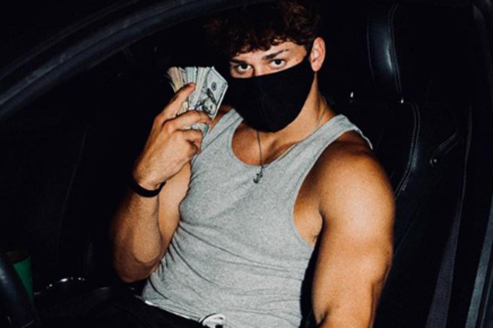 OVAJ TAJANSTVENI MLADIĆ JE ZAPALIO DRUŠTVENE MREŽE! Neverovatno TELO sve vreme krije ISPOD ODEĆE! (FOTO)