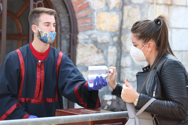 NISAM NEKI VERNIK, ALI SAM IPAK DOŠLA: Ovu ženu smo zatekli ISPRED CRKVE SVETE PETKE, svašta nam je rekla