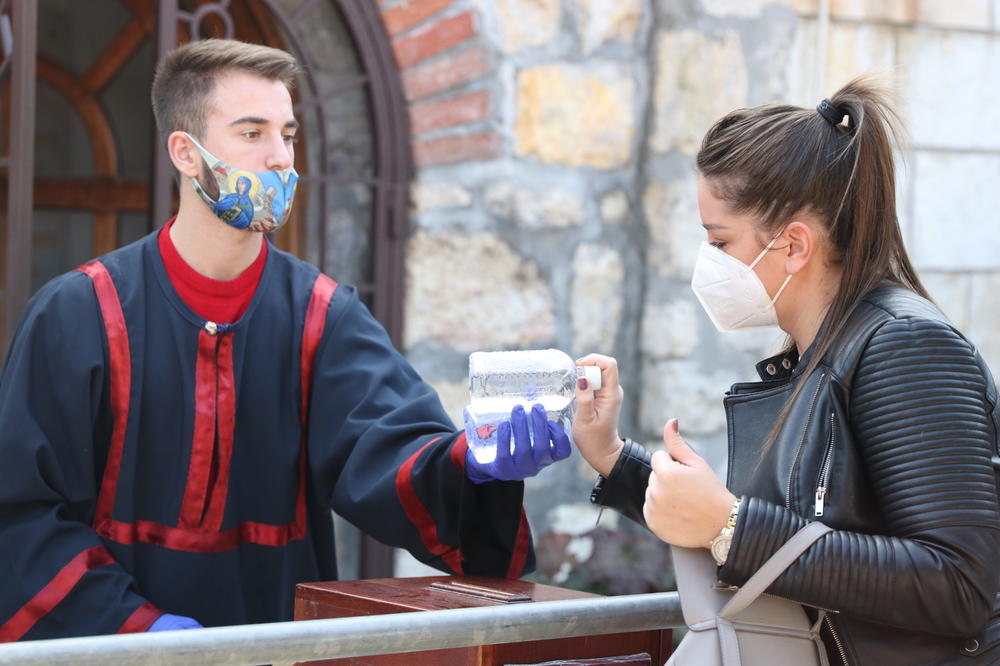 NISAM NEKI VERNIK, ALI SAM IPAK DOŠLA: Ovu ženu smo zatekli ISPRED CRKVE SVETE PETKE, svašta nam je rekla