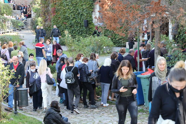 VIDOVDANSKI OBIČAJI, DEVOJKE OBRATITE PAŽNJU: Ako devojke stave 3 stvari pod jastuk, NEKO ĆE IM DOĆI U SAN