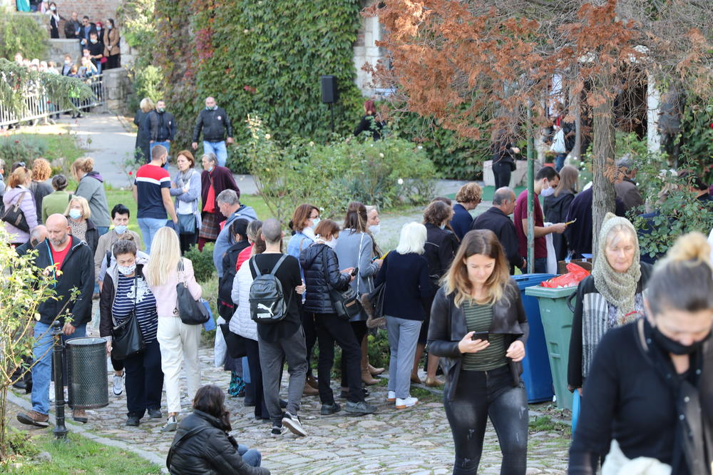 VIDOVDANSKI OBIČAJI, DEVOJKE OBRATITE PAŽNJU: Ako devojke stave 3 stvari pod jastuk, NEKO ĆE IM DOĆI U SAN