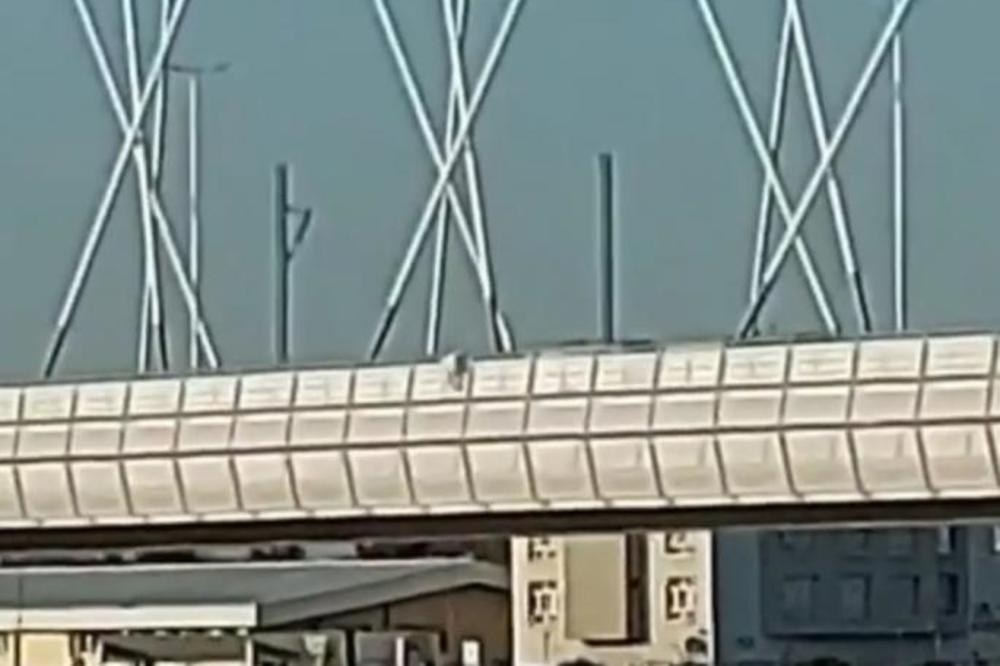 DRAMA NA ŽEŽELJEVOM MOSTU U NOVOM SADU: Žena visila sa ograde a onda se desilo neočekivano! (VIDEO)