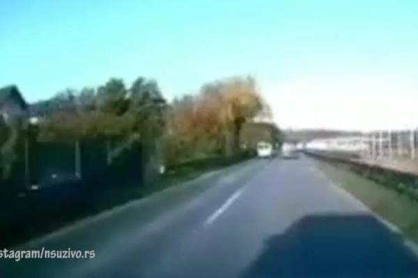 SMRT UŽIVO: Ovo je trenutak kada je ford fokus udario i usmrtio ženu kod Sremskih Karlovaca (UZNEMIRUJUĆI SNIMAK)