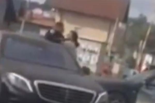 OTAC SLAVNOG BIH FUDBALERA IZAŠAO IZ ZATVORA, PA KRENUO DA KOLIMA UBIJE MMA BORCA: Kakva tuča nasred ulice! (VIDEO)