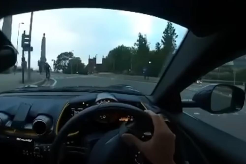VOZIO FERARI KROZ LONDON I KRVNIČKI GA SLUPAO: Ovaj snimak je obišao ceo svet! (VIDEO)