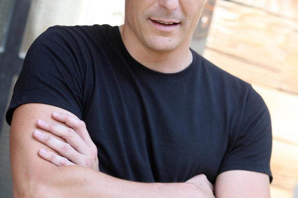 ŠMEKER NA BRATA,NJEGA NEMA NIGDE U JAVNOSTI: Ovo je stariji brat Vuka Kostića koji je OŽENJEN OVOM GLUMICOM! (FOTO)