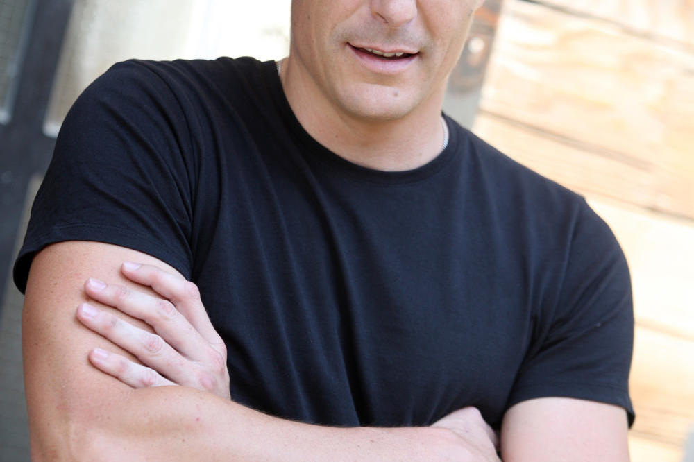 ŠMEKER NA BRATA,NJEGA NEMA NIGDE U JAVNOSTI: Ovo je stariji brat Vuka Kostića koji je OŽENJEN OVOM GLUMICOM! (FOTO)