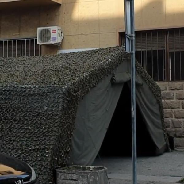 U KRALJEVU ISPRED KOVID AMBULANTE RAZAPETI ŠATORI! Ljudi, ovo baš ovo ne valja... GLEDAJTE (VIDEO)