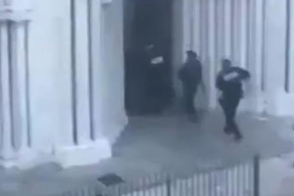 POGLEDAJTE KAKO FRANCUSKI SPECIJALCI UPADAJU U CRKVU U KOJOJ JE MONSTRUM ODSEKAO GLAVU ČOVEKU: Horor u Nici (VIDEO)