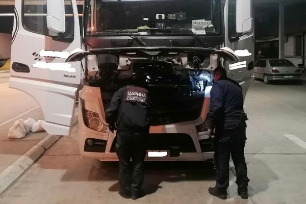 ŠVERCOVALI IZNUTRICE! Nadrealna zaplena na Gradini, carinicima pripala muka, OGAVNO! (FOTO)