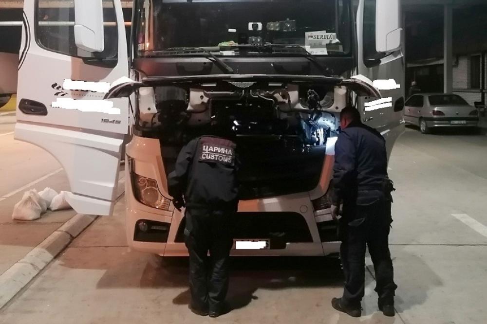 ŠVERCOVALI IZNUTRICE! Nadrealna zaplena na Gradini, carinicima pripala muka, OGAVNO! (FOTO)