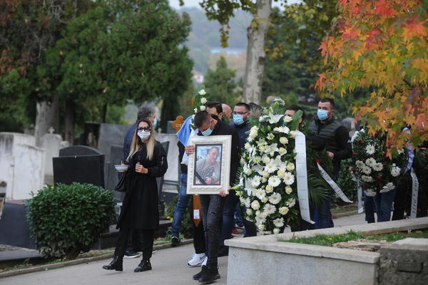 ŠARAC SAHRANJEN U SENCI STRAHA! Neki tipovi nisu skidali kačkete i maske ni tokom opela, 1 SCENARIO IH BAŠ PLAŠI!
