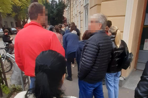 ŠOKANTNE FOTOGRAFIJE! Dok mi nosimo MASKE, oni ČEKAJU U REDU BEZ IKAKVE ZAŠTITE, kazne samo PLJUŠTE! (FOTO)