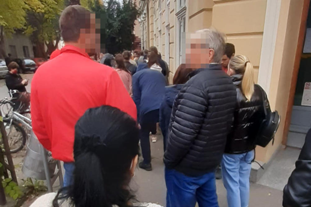 ŠOKANTNE FOTOGRAFIJE! Dok mi nosimo MASKE, oni ČEKAJU U REDU BEZ IKAKVE ZAŠTITE, kazne samo PLJUŠTE! (FOTO)