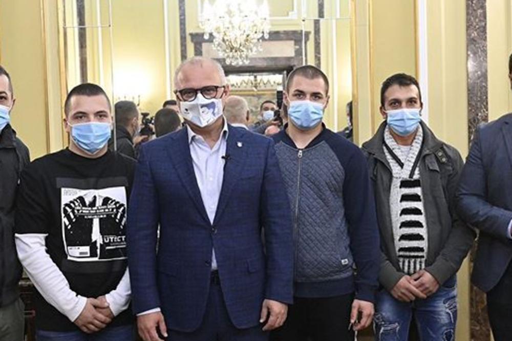 HEROJIMA URUČENE NAGRADE: Oni su spasili devojčicu UŽASNE SMRTI