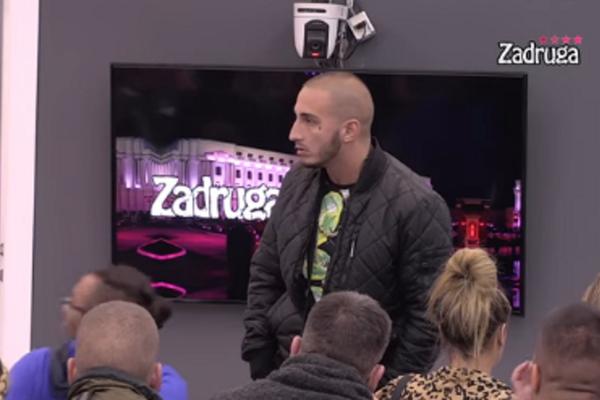 PRVO JE CRTAO KUKASTI KRST, A SADA POZIVA NA KLANJE LJUDI: Vuk Mob POLUDEO: POKLAĆU VAS SVE NA SPAVANJU