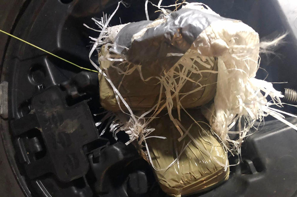 LIK (28) PROBAO SA OVIME DA PROĐE NAPLATNU RAMPU OBRENOVAC: Policija ga zaustavila, zamalo da mu ovo uspe! (FOTO)