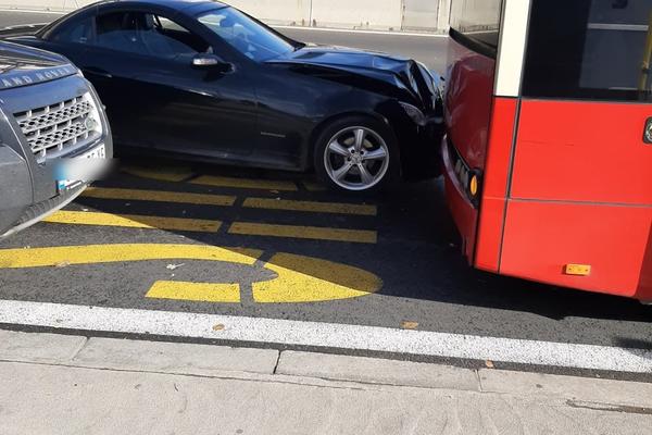 FOTO SA LICA MESTA! Haos na Mostarskoj petlji: Auto se zakucao u autobus, od siline udara došlo do EKSPOLIZIJE