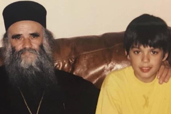 SLIKA KOJA POGAĐA U SRCE: Velika zvezdaška porodica se na emotivan način oporostila od Amfilohija! (FOTO)