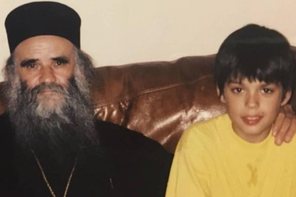 SLIKA KOJA POGAĐA U SRCE: Velika zvezdaška porodica se na emotivan način oporostila od Amfilohija! (FOTO)