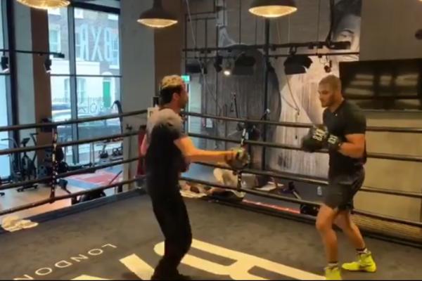 ON JE NAJZGODNIJI BOKSER NA SVETU! Zapalio je mreže SVOJIM MIŠIĆIMA, a ŽENE lude za njegovim NAGIM FOTOGRAFIJAMA!