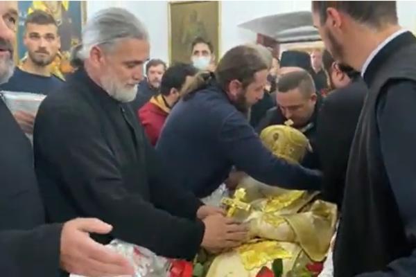 POMEN I MOLITVA NAD SVETIM AMFILOHIJEM: Položili su njegovo telo, blagosiljaju ga krstom, čuje se samo OVO! (VIDEO)